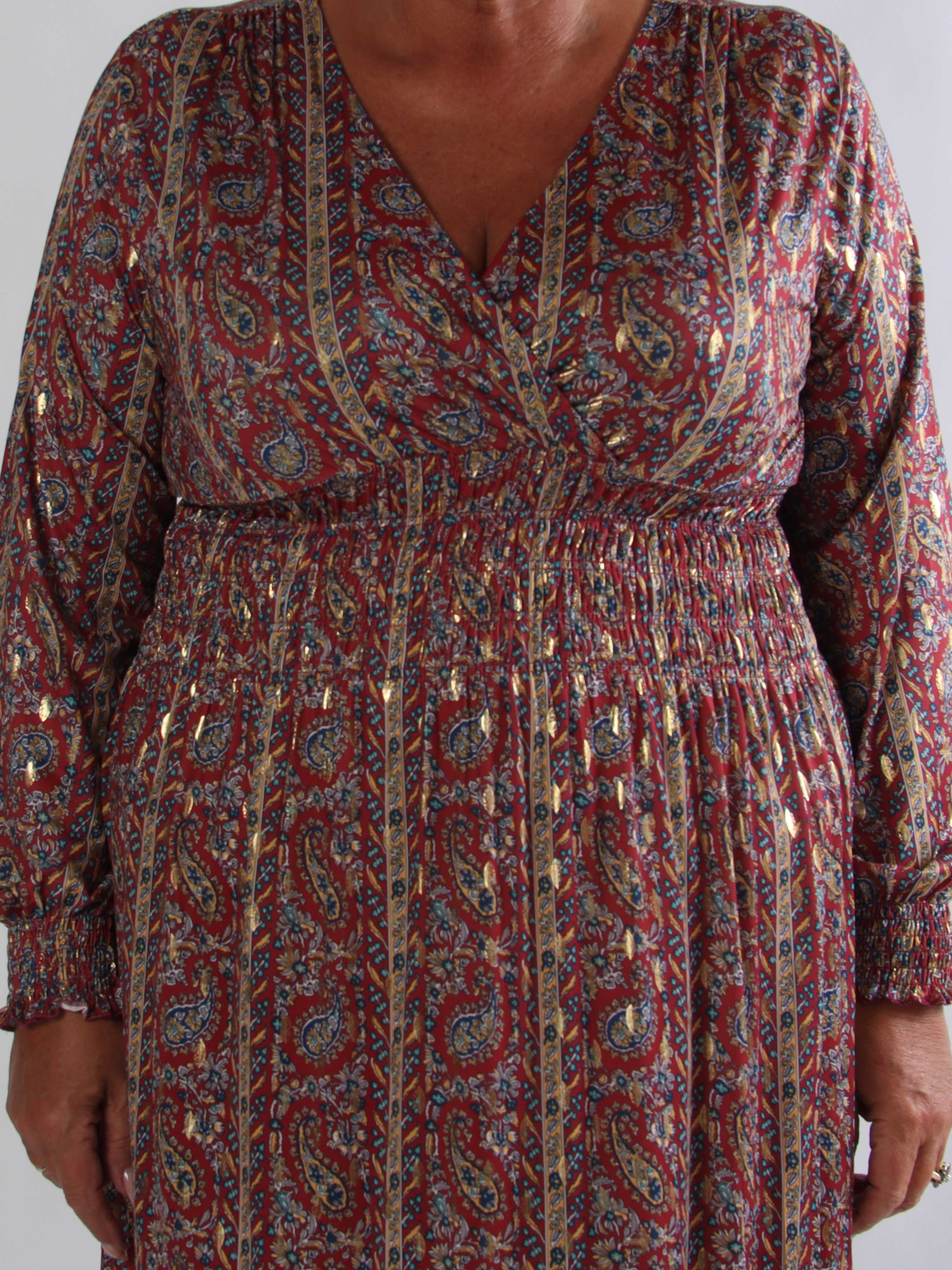 Pams Tapestry L/S - Plus size kjole med farverigt paisleyprint og elegante gulddetaljer